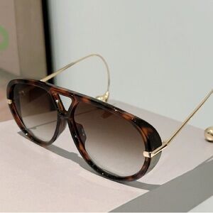 Chic Tortoise Shell Sunglasses with Gold Details
